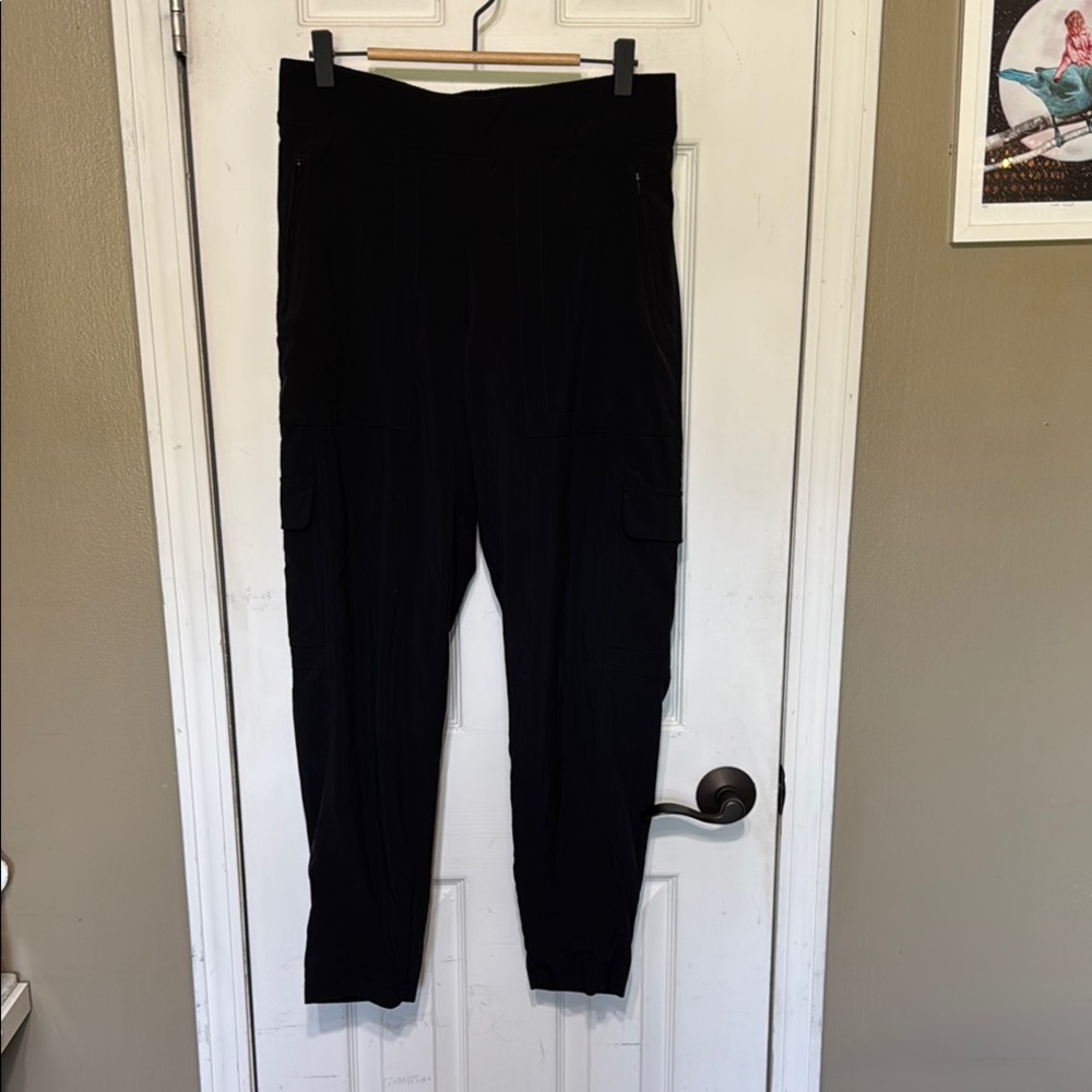 Athleta Chelsea Cargo Lined Pant Black Joggers Tapered Leg Pockets Size 8